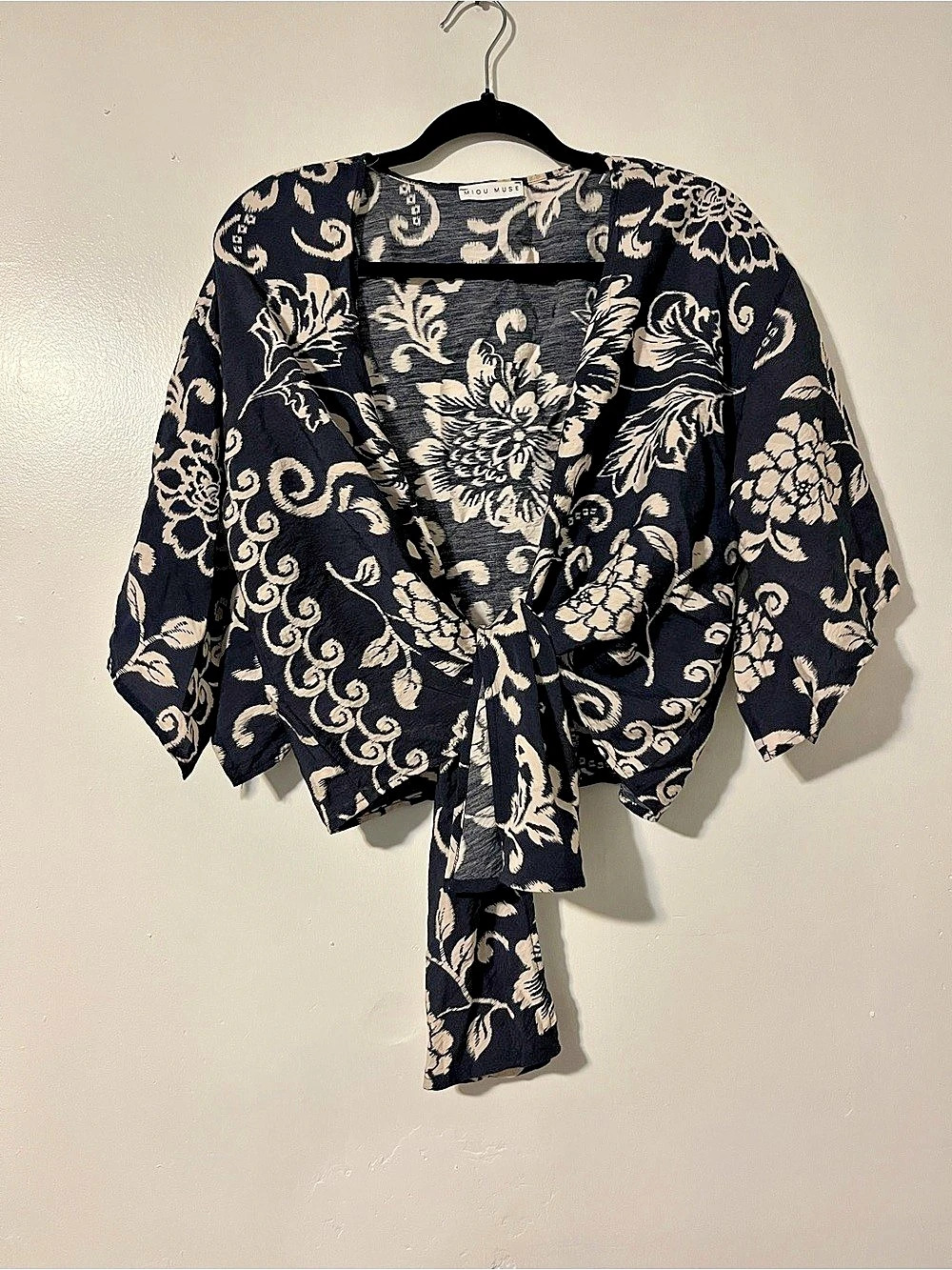 Miou Muse Tie-Front Floral Crop Top Blue & White Small